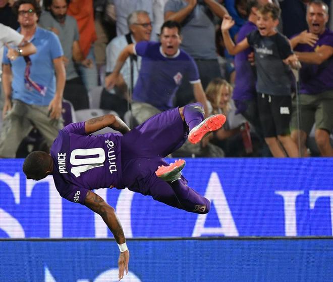 El delantero ghanés de la Fiorentina Kevin-Prince Boateng realiza un salto mientras celebra después de anotar durante el partido de fútbol de la Serie A italiana Fiorentina vs Napoli en el estadio Artemio-Franchi en Florencia.