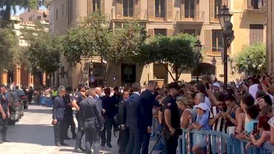 El rey Felipe VI saluda a los ciudadanos tras sus reuniones en la Almudaina