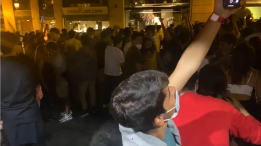 Jóvenes agolpados en la calle Pontevedra