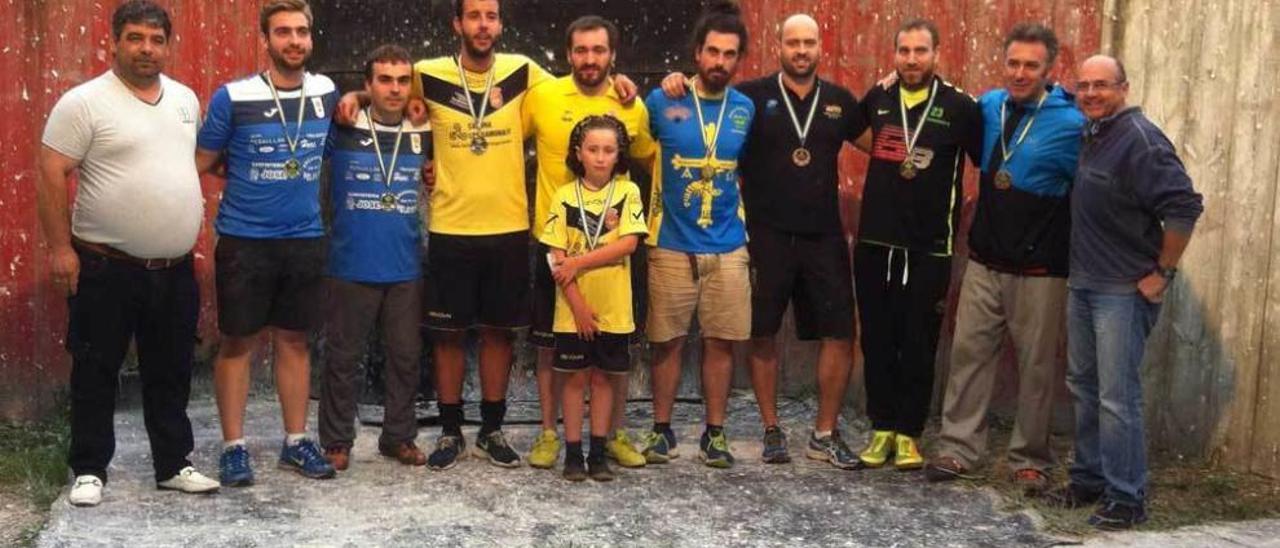 Organizadores y premiados en el Campeonato de Asturias por parejas de batiente.