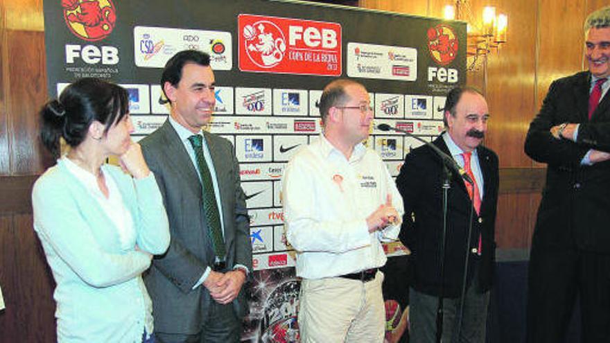 Asistentes al acto de presentación de la Copa de la Reina que se celebra este fin de semana.