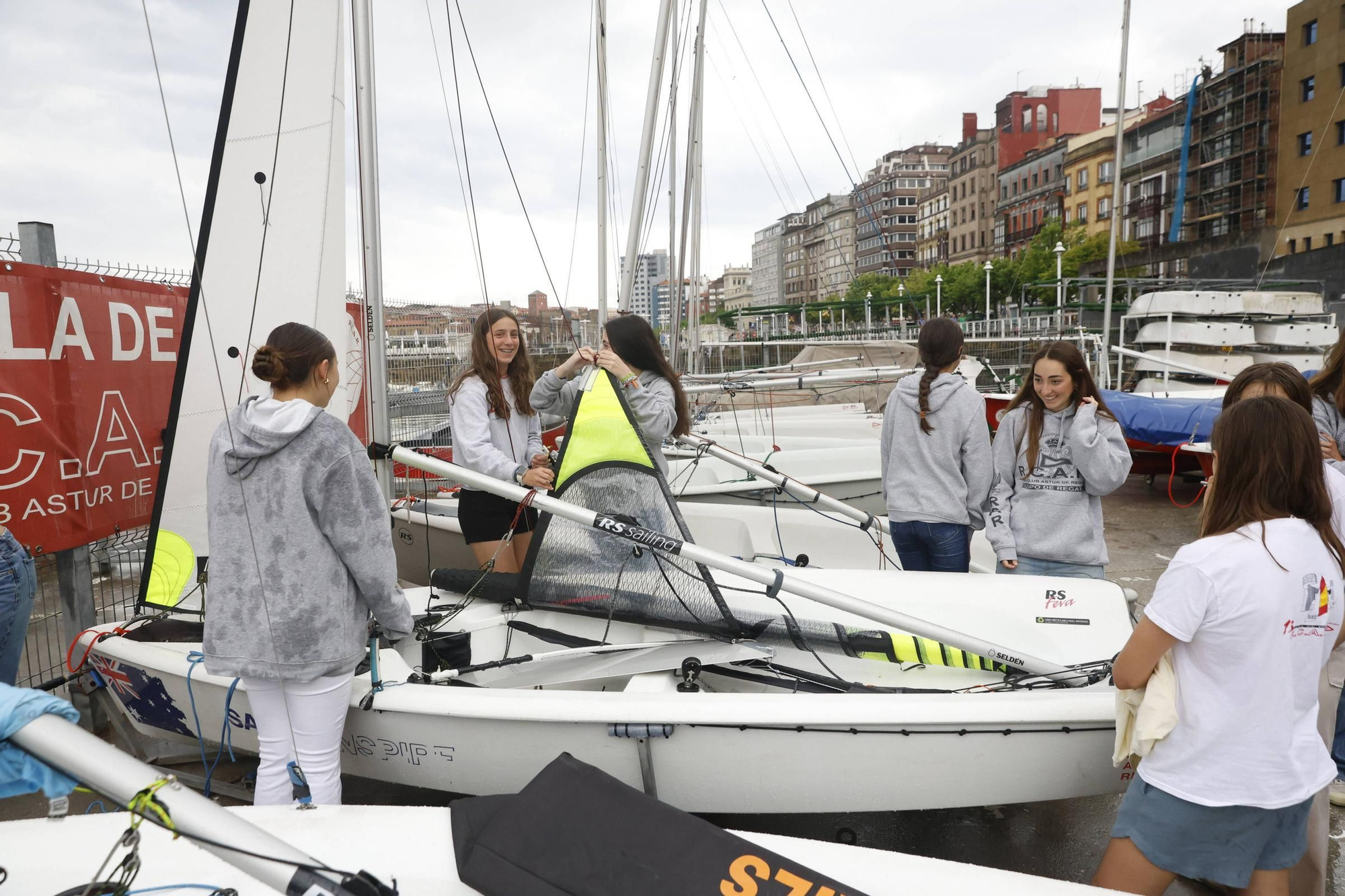 Todo listo en Gijón para la escala de la Princesa Leonor con el Elcano: así lo viven las alumnas del Club de Regatas (en imágenes)