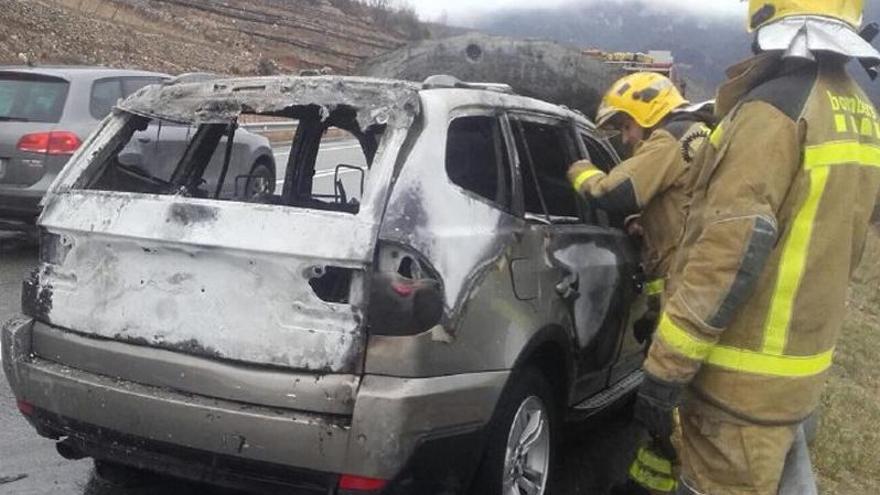 Un cotxe queda totalment cremat a Bellver