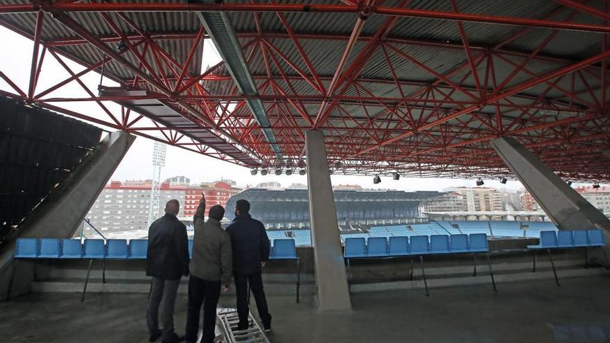 Técnicos municipales y el concejal de Seguridad comprueban en el estadio de Balaídos los daños causados por la borrasca &quot;Leiv&quot;.