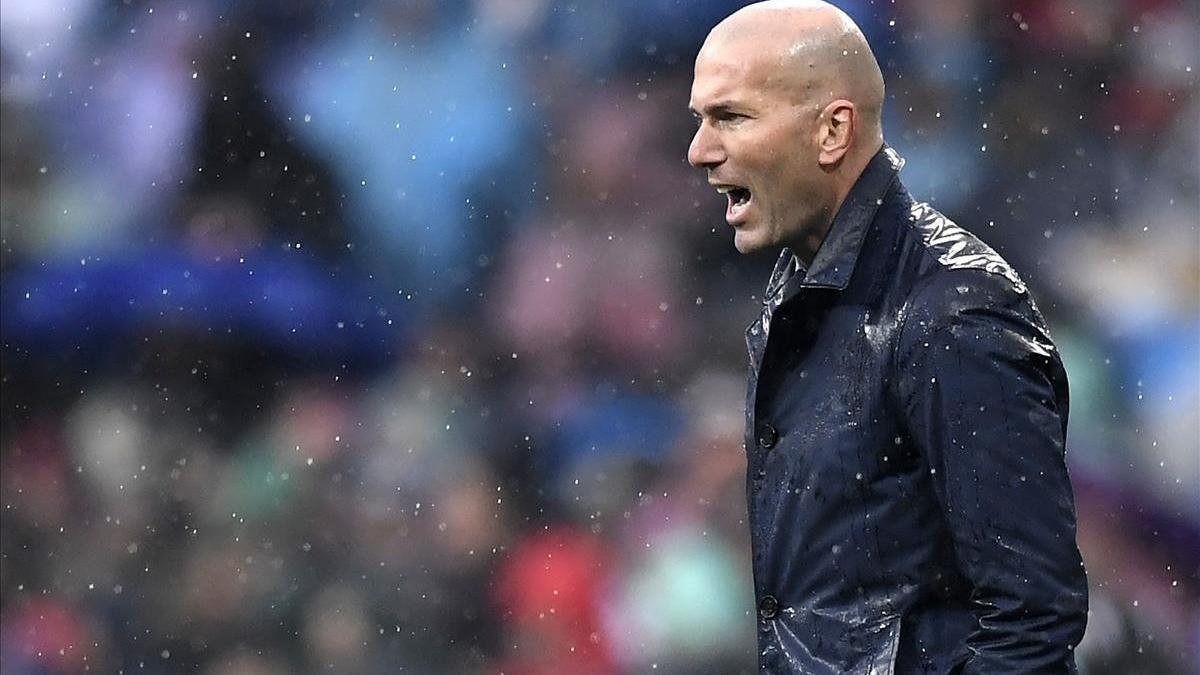 Zidane da órdenes bajo la lluvia durante el choque contra el Villarreal