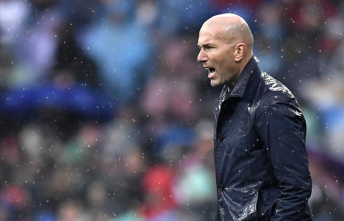 undefined41585525 real madrid s french coach zinedine zidane reacts during the180113210416