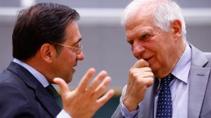 Bruselas (Bélgica), 18 de julio de 2022.- Los máximos responsables de la política exterior de la UE y España, Josep Borrell con José Manuel Albares