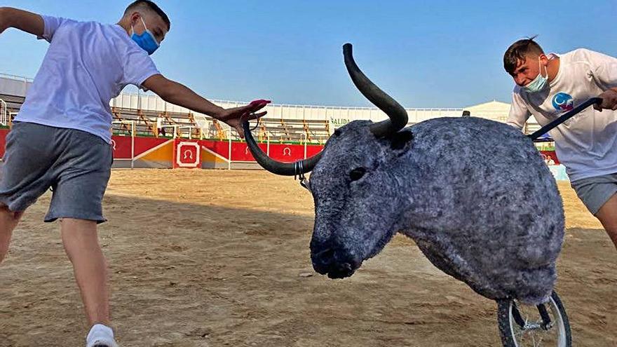 Participantes en el concurso de anillas para niños con toros de cartón.