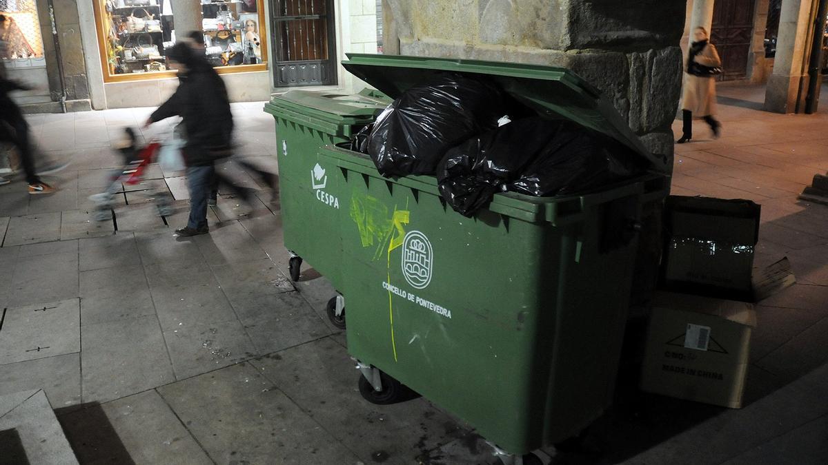 Contenedores de basura en la zona monumental de Pontevedra.