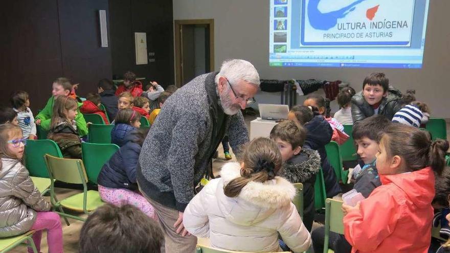 Antonio Díaz, de la ONG Cultura Indígena, dando una charla en el colegio Manuel Fernández Juncos.