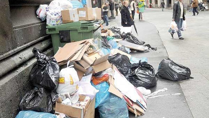 Tras 48 horas sin recogida, la basura ya se amontonaba alrededor de los contenedores .