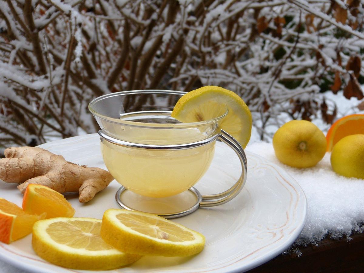 Añade jengibre y limón al té de apio para potenciar su poder quemagrasas.