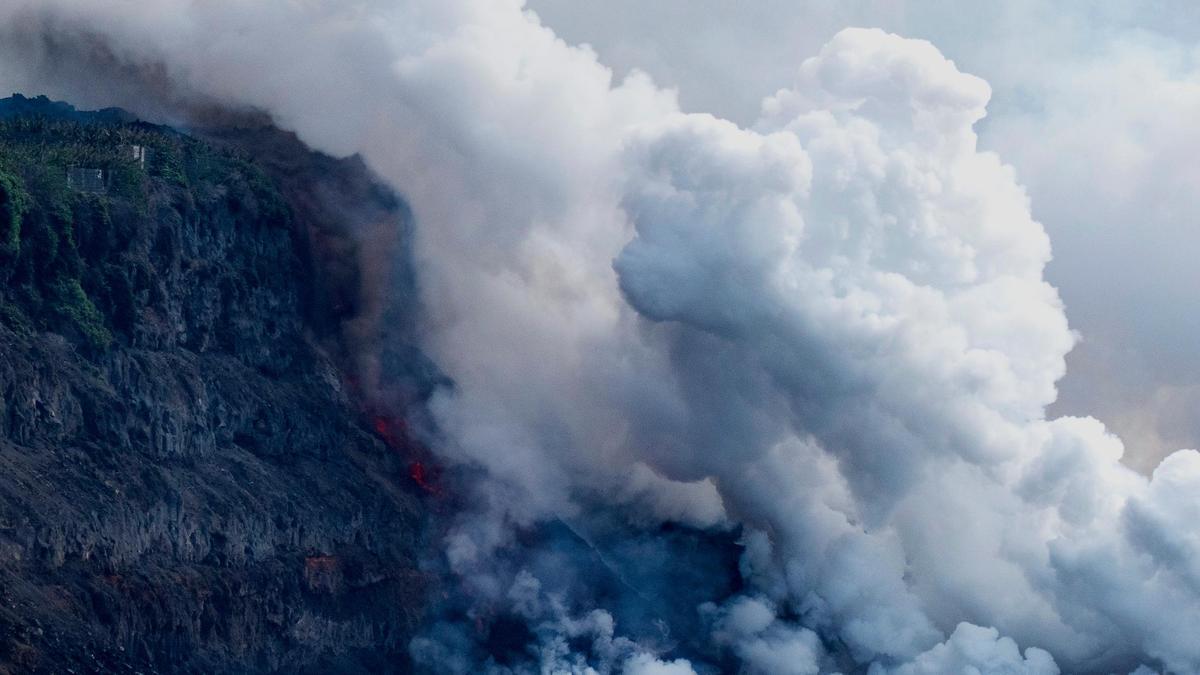 Una imagen del nuevo delta formado por la lava en La Palma.