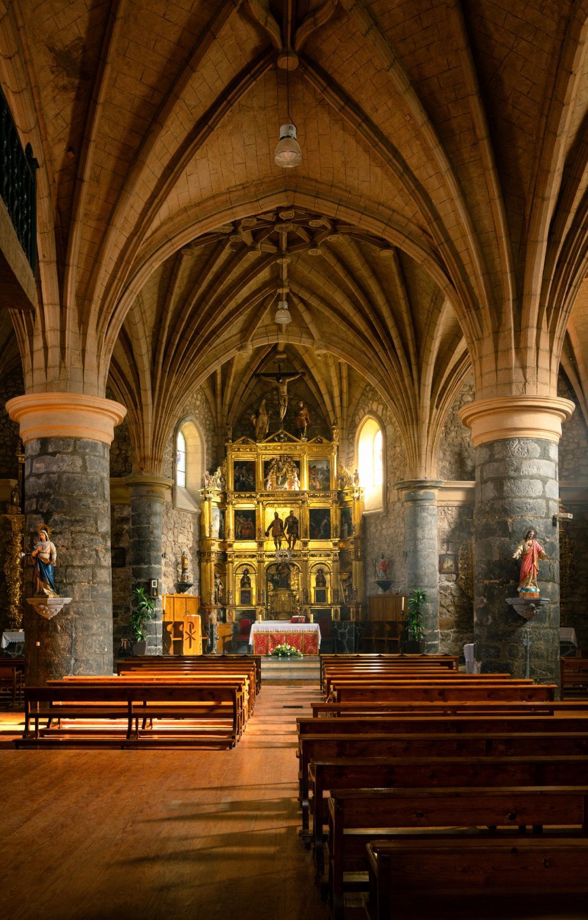 El interior de la iglesia de Arnedillo (La Rioja)