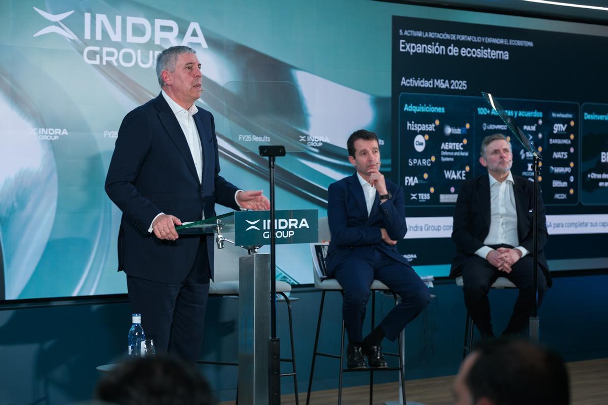 El consejero delegado de Indra, José Vicente de los Mozos, junto al presidente Ángel Escribano y el director financiero Miguel Forteza.