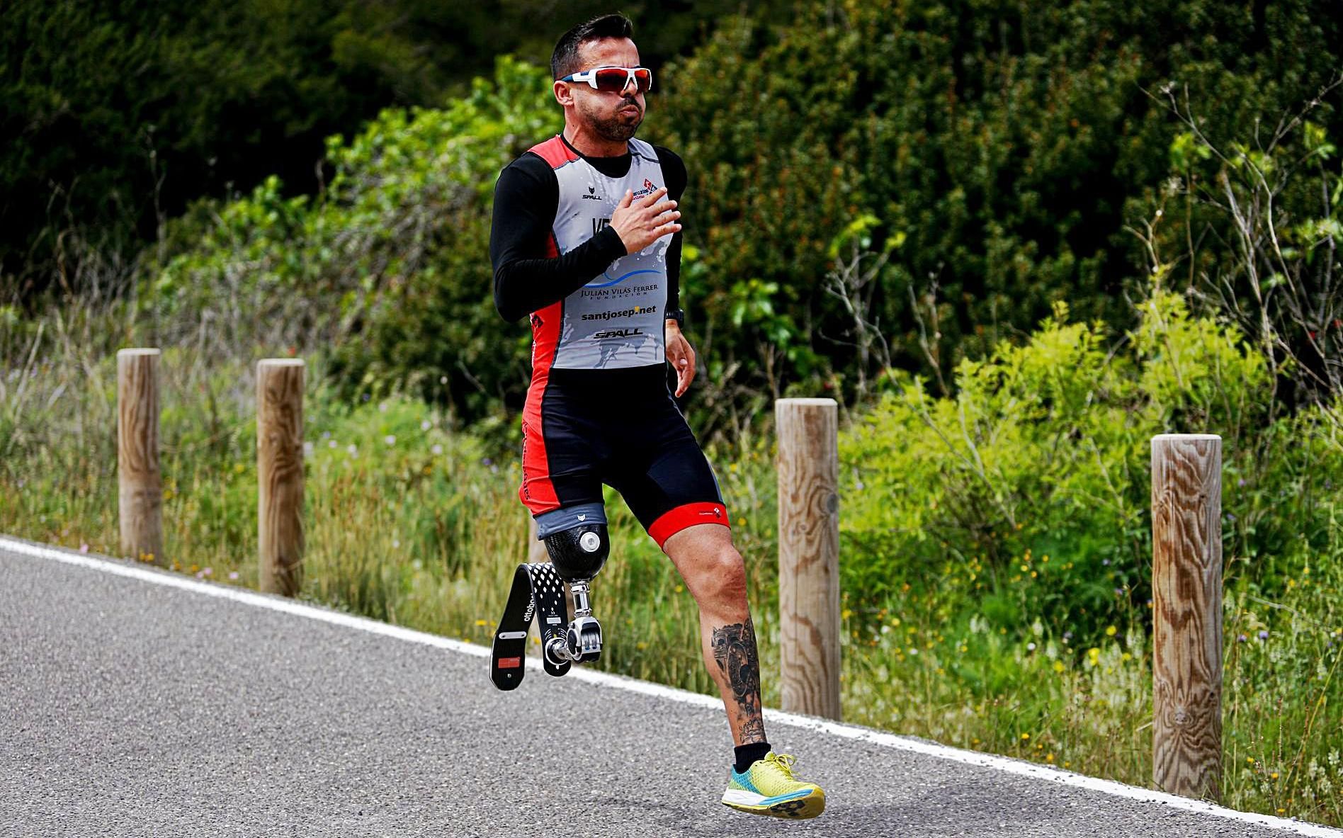 El deportista ibicenco realiza carrera a pie con la nueva pierna deportiva que recibió en septiembre del año pasado. | TONI ESCOBAR