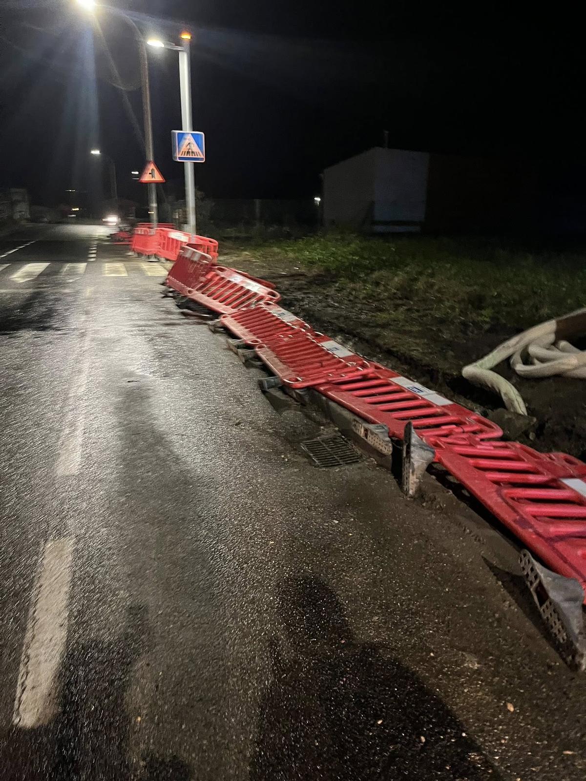 El fuerte viento derrubó algunas vallas.