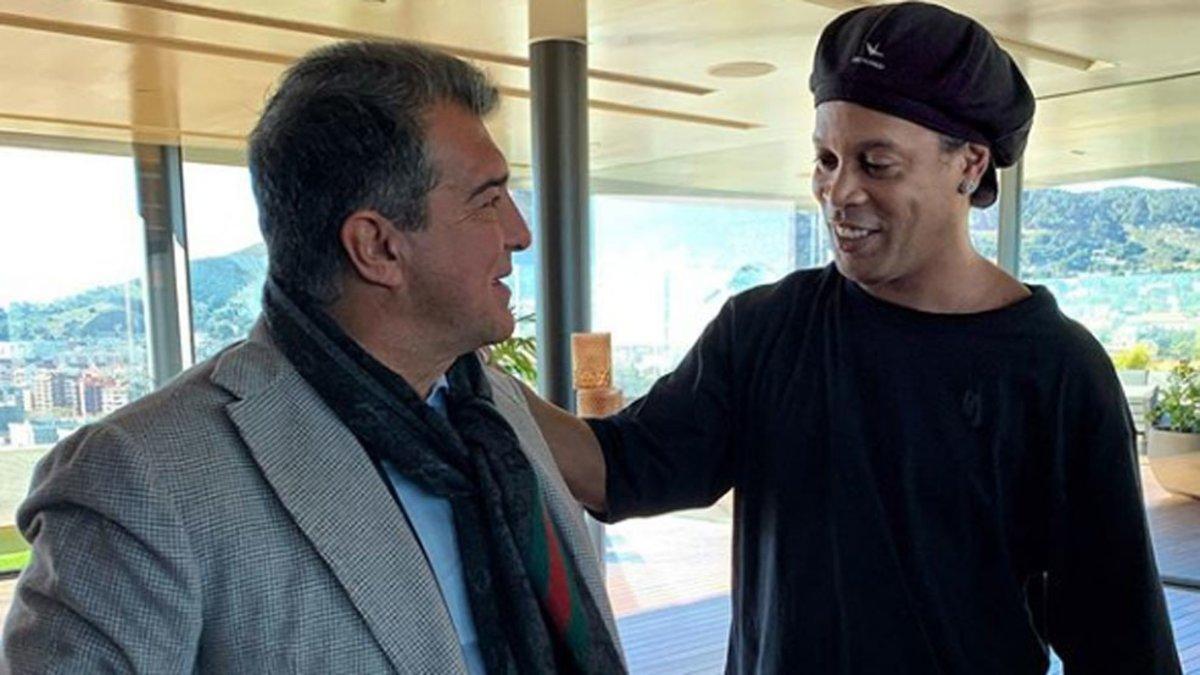 Joan Laporta junto al que fue su primer fichaje mediático, Ronaldinho