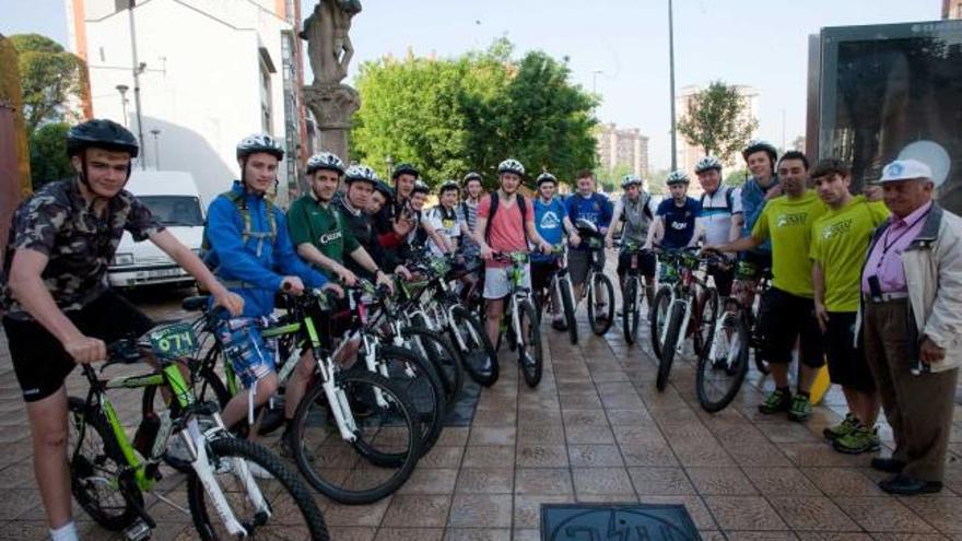 Los estudiantes de Dublín, ayer, saliendo de la ciudad con sus bicicletas.