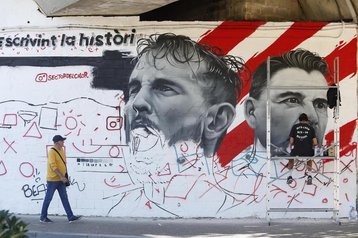 Les imatges del gran mural d'Stuani i Míchel al centre de Girona