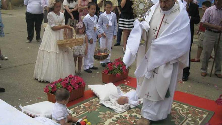 El párroco y los niños durante la ceremonia religiosa.