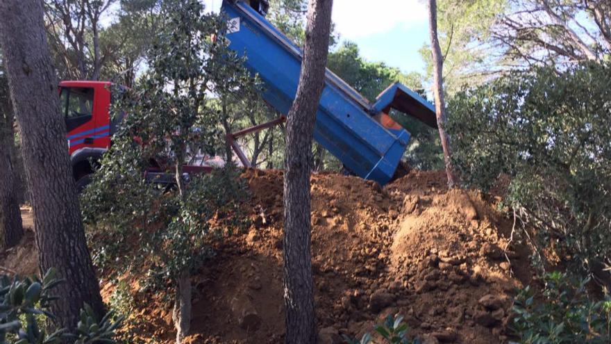 Una imatge cedida per SOS Costa Brava amb un camió abocant terres