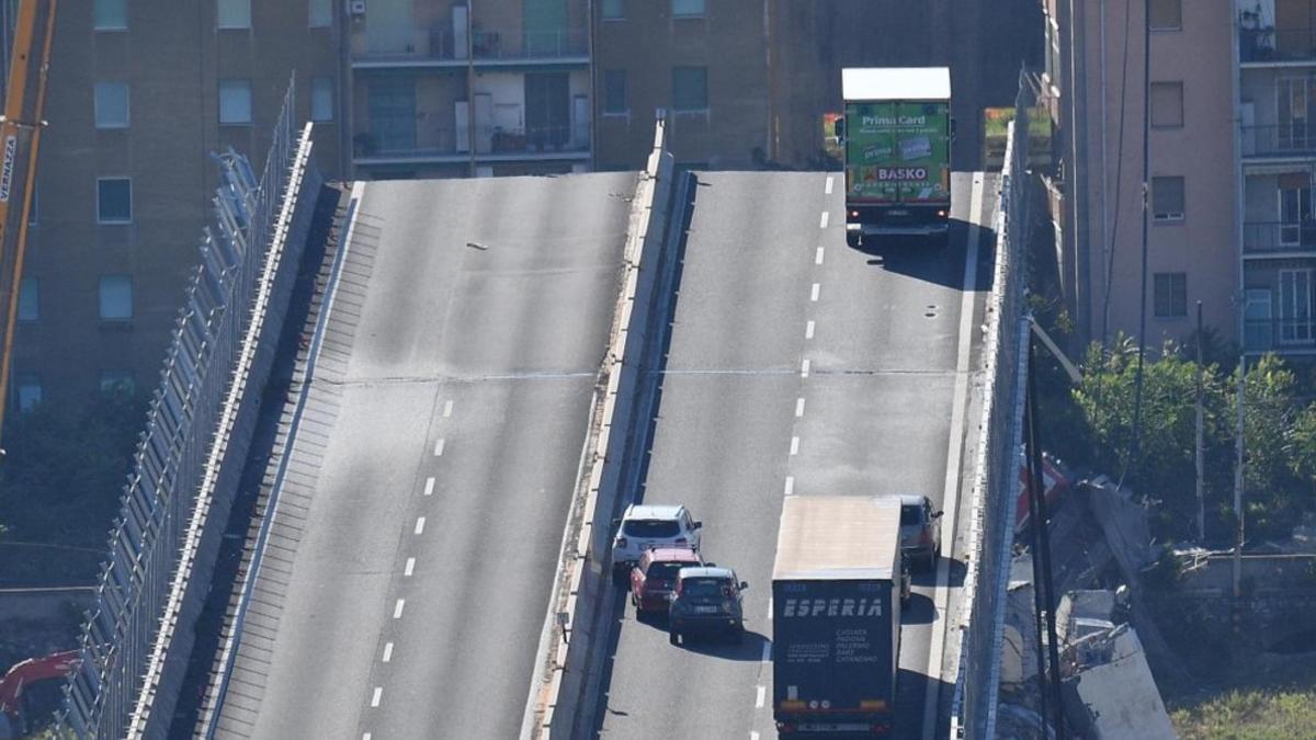 Un camión permanece al borde de la sección que continúa en pie del puente Morandi.