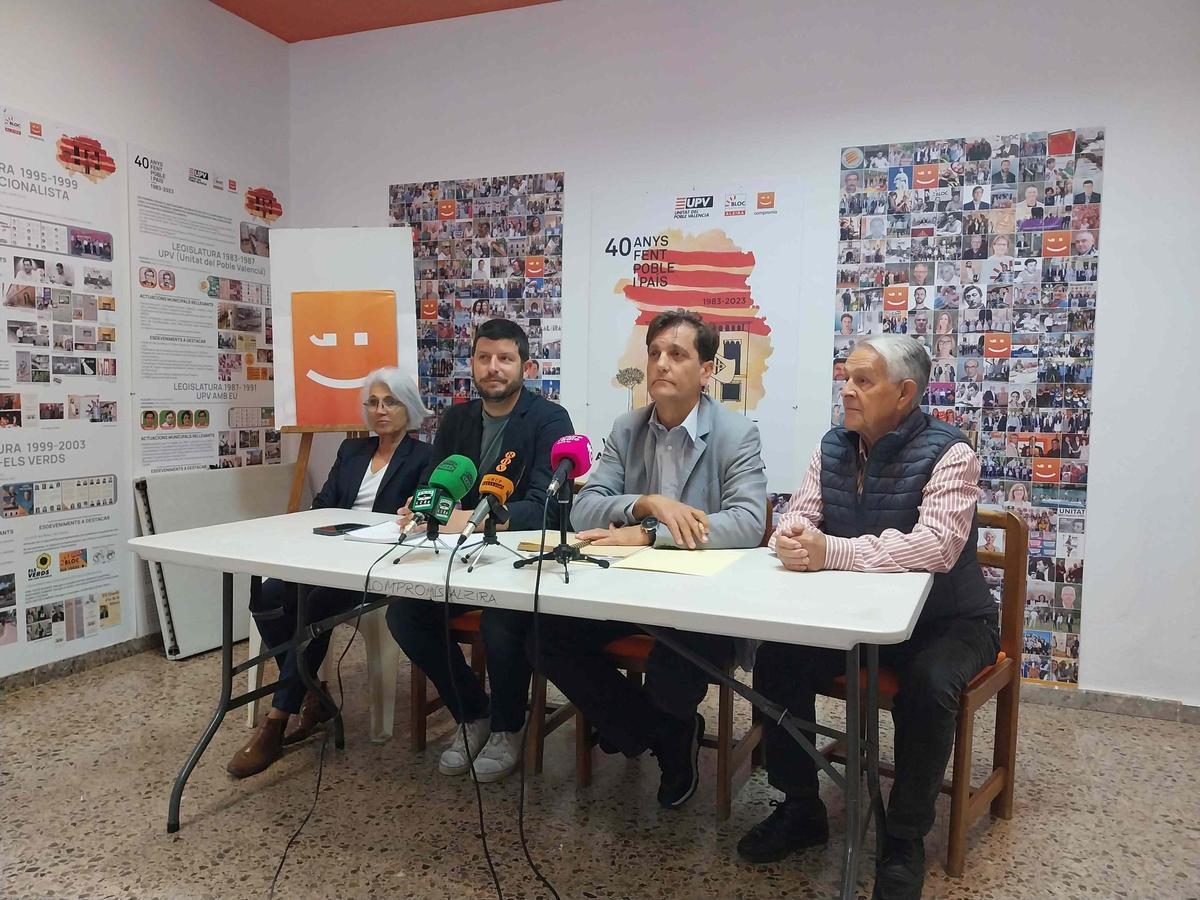 Carles Esteve y Alfons Domínguez, entre la edil Virtuts Piera y el coordinador local, Vicent Martínez, este viernes en la sede de Compromís.