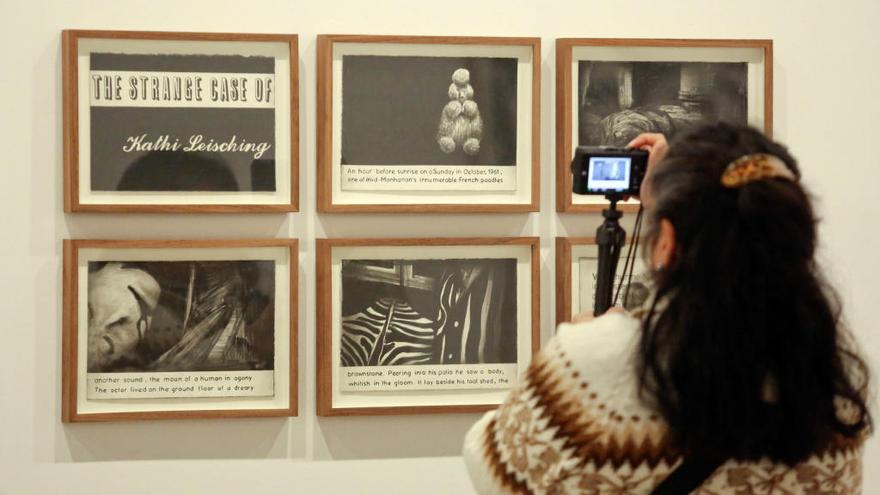 Una visitante contempla piezas de la exposición de Van Eeden en el Centro de Arte Contemporáneo de Málaga.