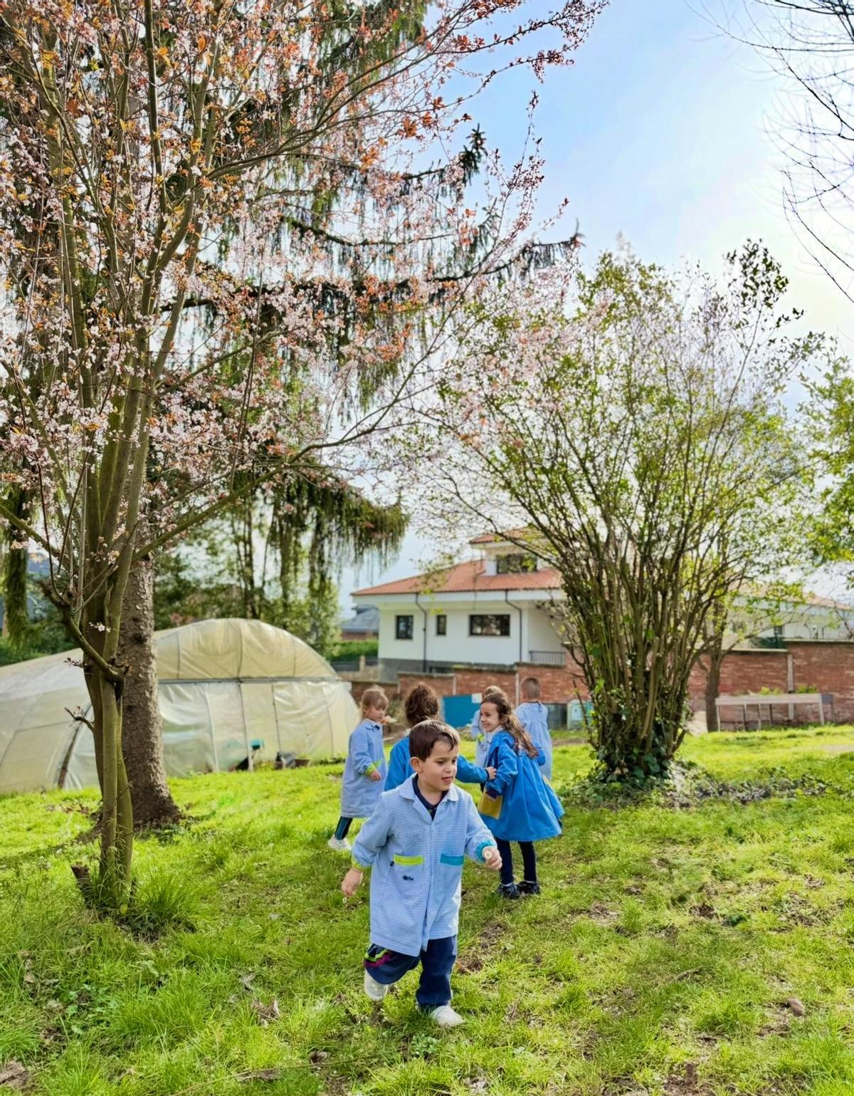 Alumnos en las instalaciones del colegio