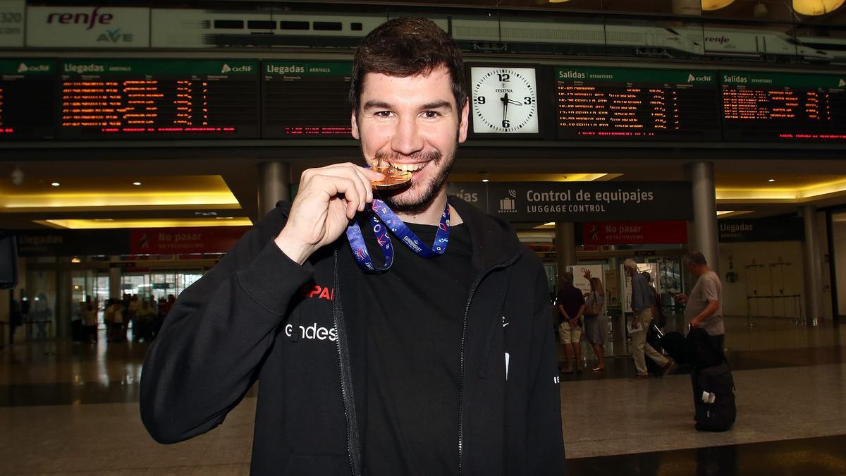 Darío Brizuela muerde su medalla de oro.