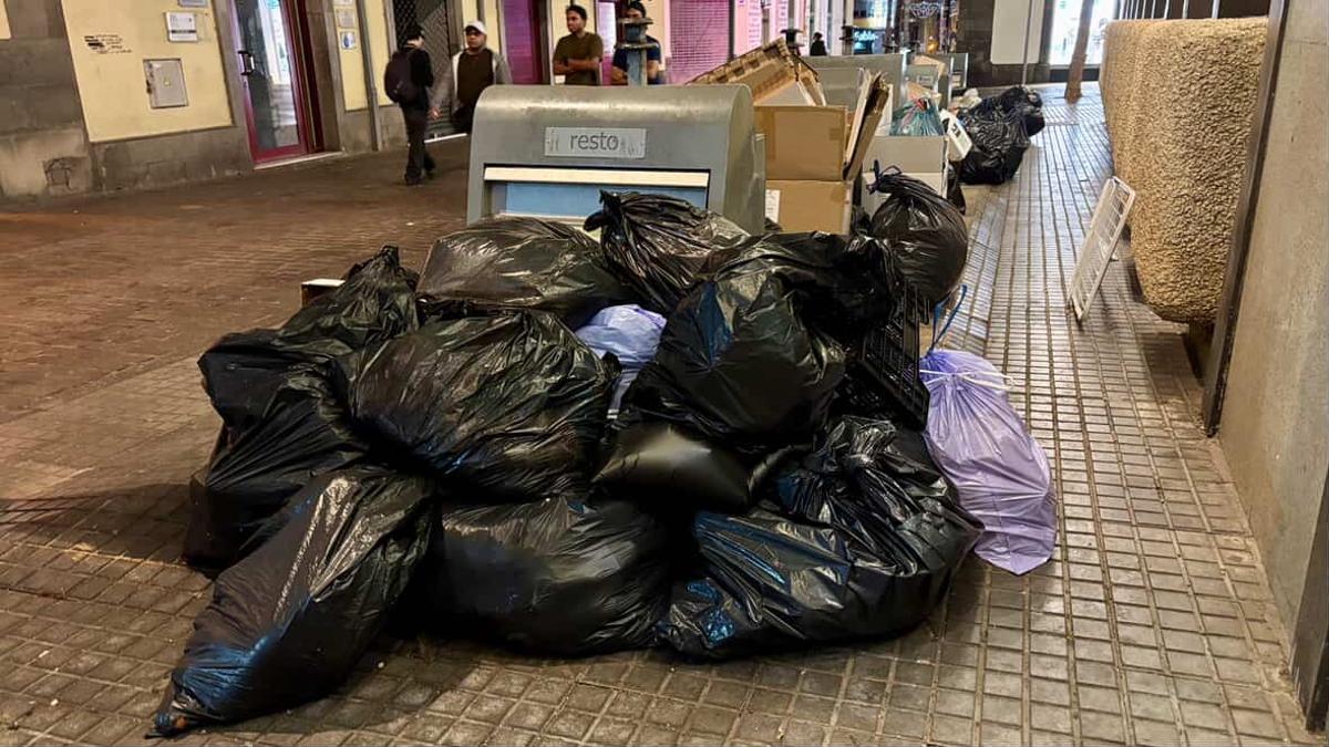 Basura fuera de los contenedores soterrados, en el centro de Santa Cruz.