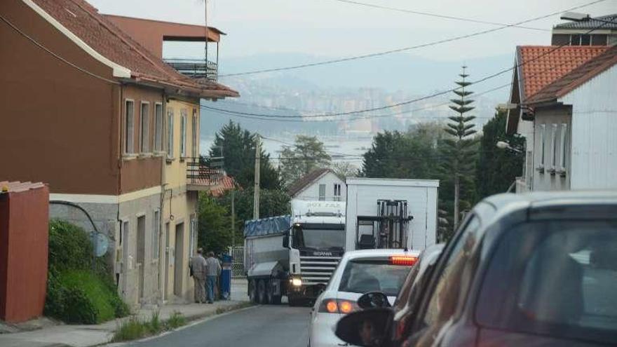 Un camión gira desde la PO-551 para subir por el vial de A Fraga. // G.N.