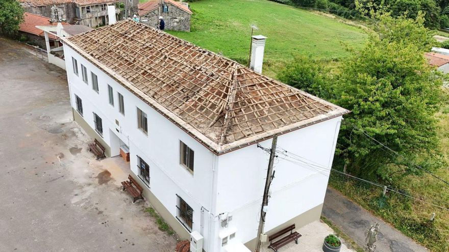 Vista aérea del tejado, en obras, del centro social de A Xesta.