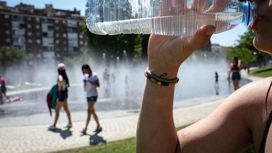 La gente en la península intentó refrescarse de múltiples formas, como en esta imagen de Madrid. // J. Hellín