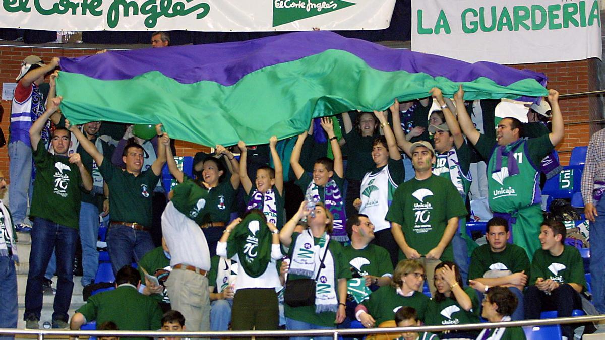 Aficionados en un partido en el Martín Carpena.