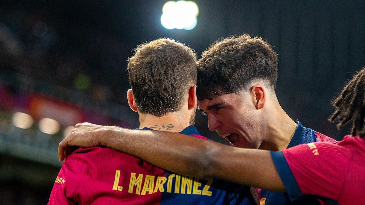 Pau Cubarsí, que marcó el 2-2 a la salida de un córner, felicita a Iñigo Martínez, autor del 3-2 al Atlético, también tras otro saque de esquina lanzado por Raphinha.
