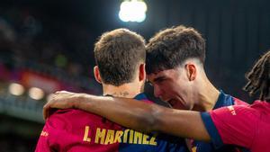 Pau Cubarsí, que marcó el 2-2 a la salida de un córner, felicita a Iñigo Martínez, autor del 3-2 al Atlético, también tras otro saque de esquina lanzado por Raphinha.