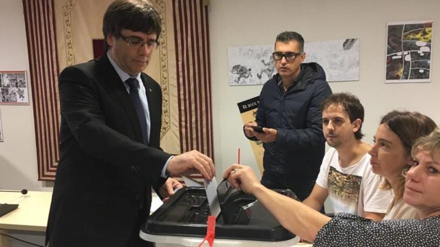 El president de la Generalitat, Carles Puigdemont, votant en un col·legi electoral de Cornellà del Terri.