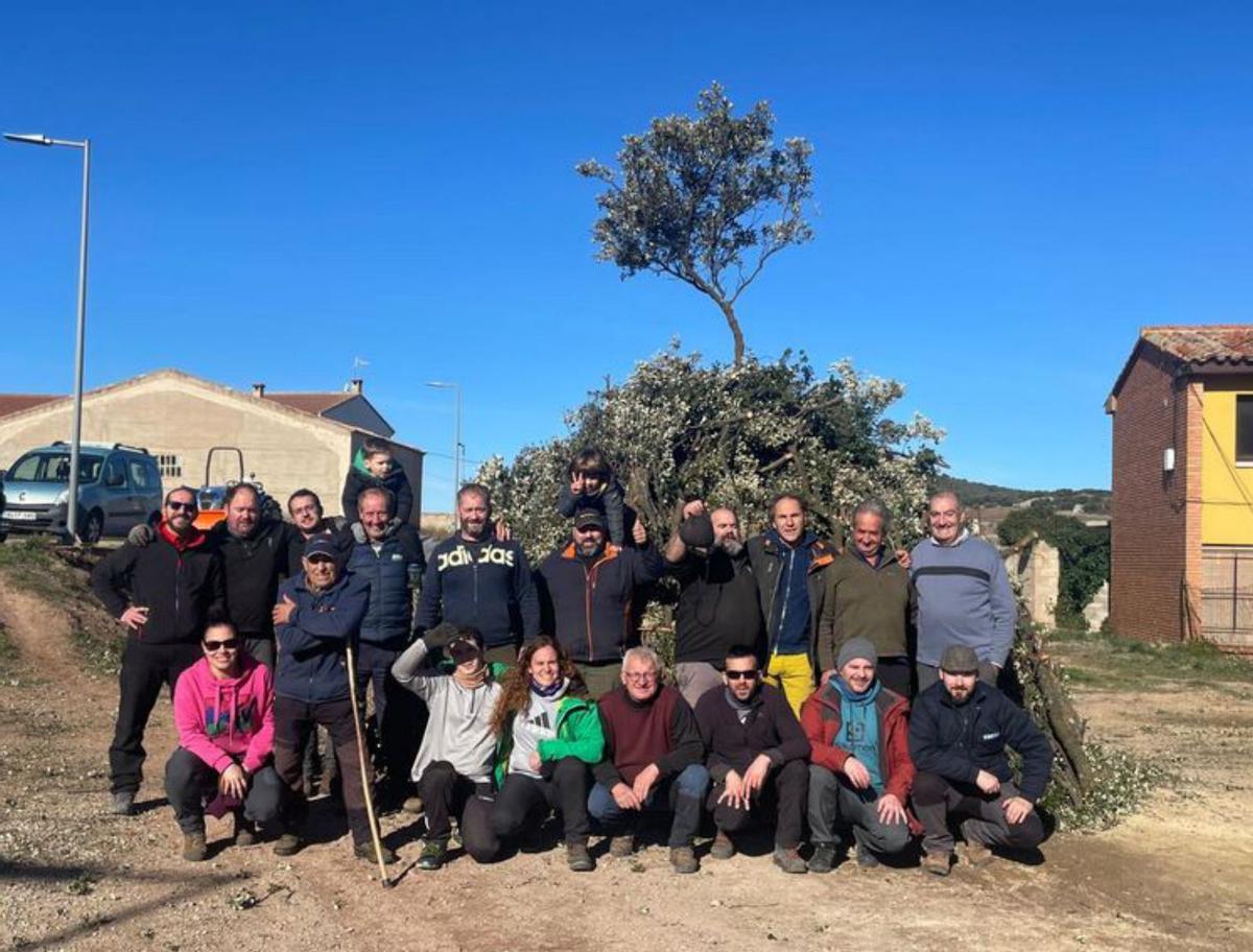 Los vecinos se reunieron para preparar la hoguera.