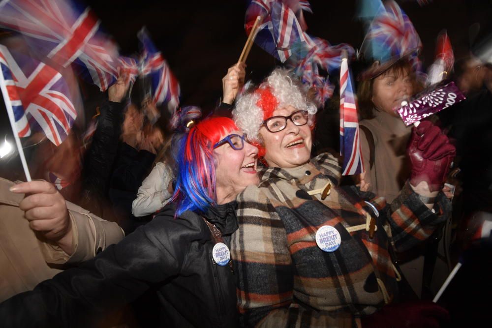 Partidarios del Brexit celebran la salida del Reino Unido de la UE.