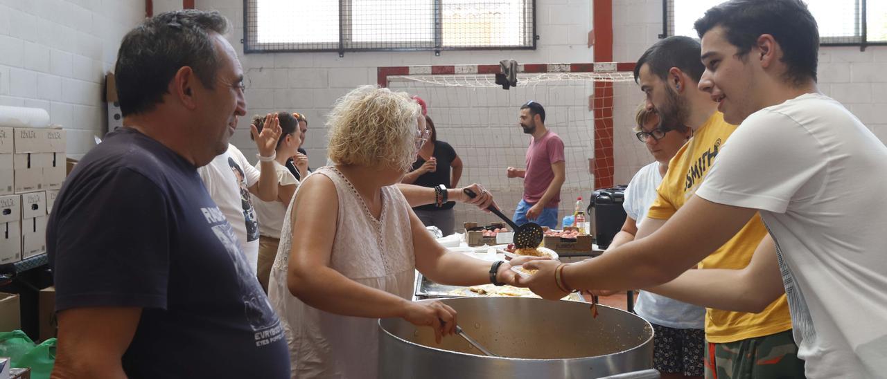 Migas con huevo frito para ahogar las penas y pasar el trance: Nuévalos se vuelca con los afectados de los incendios.