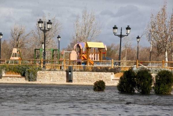 Fotogalería: La crecida del Ebro a su paso por Zaragoza