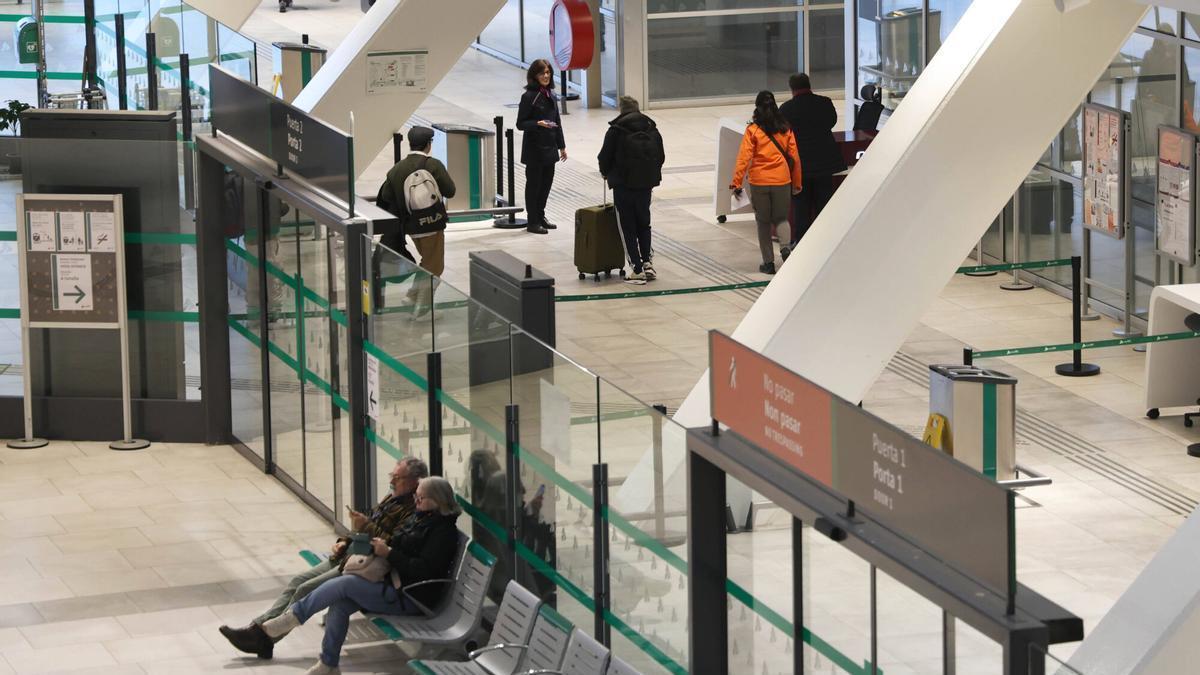 La estación de Urzáiz y el Eje Atlántico recuperan el pulso: los trenes vuelven a circular con pasajeros en Vigo