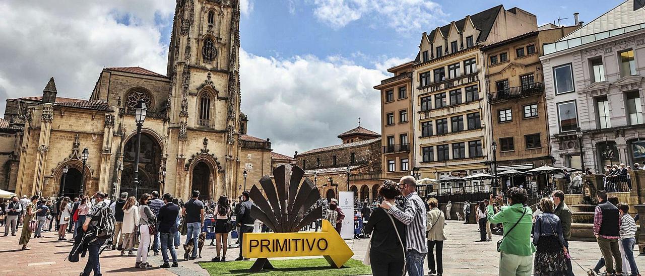 La plaza de la Catedral, ayer, durante la actuación de la banda de música. | Irma Collín