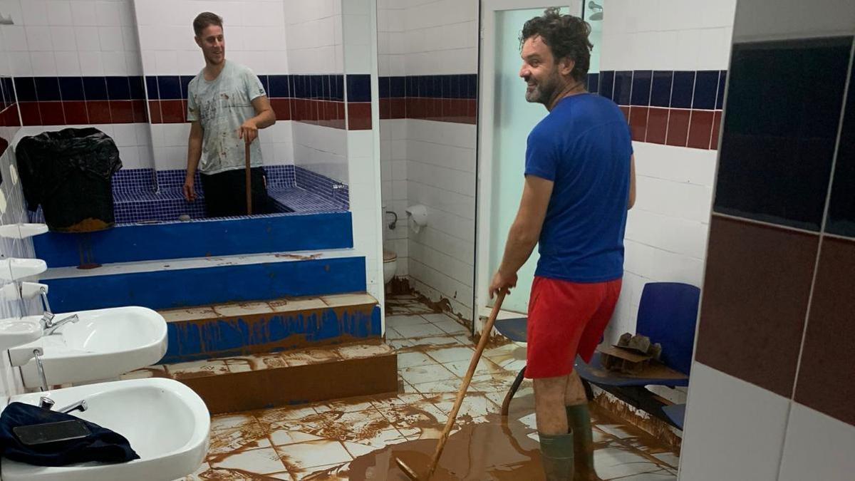 Voluntarios hacen labores de limpieza en el Francisco de la Hera.