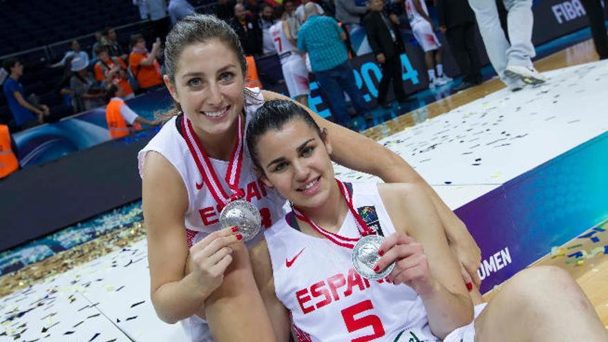 Leonor Rodríguez -izq.- y Leticia Romero con la plata lograda en el Mundial.