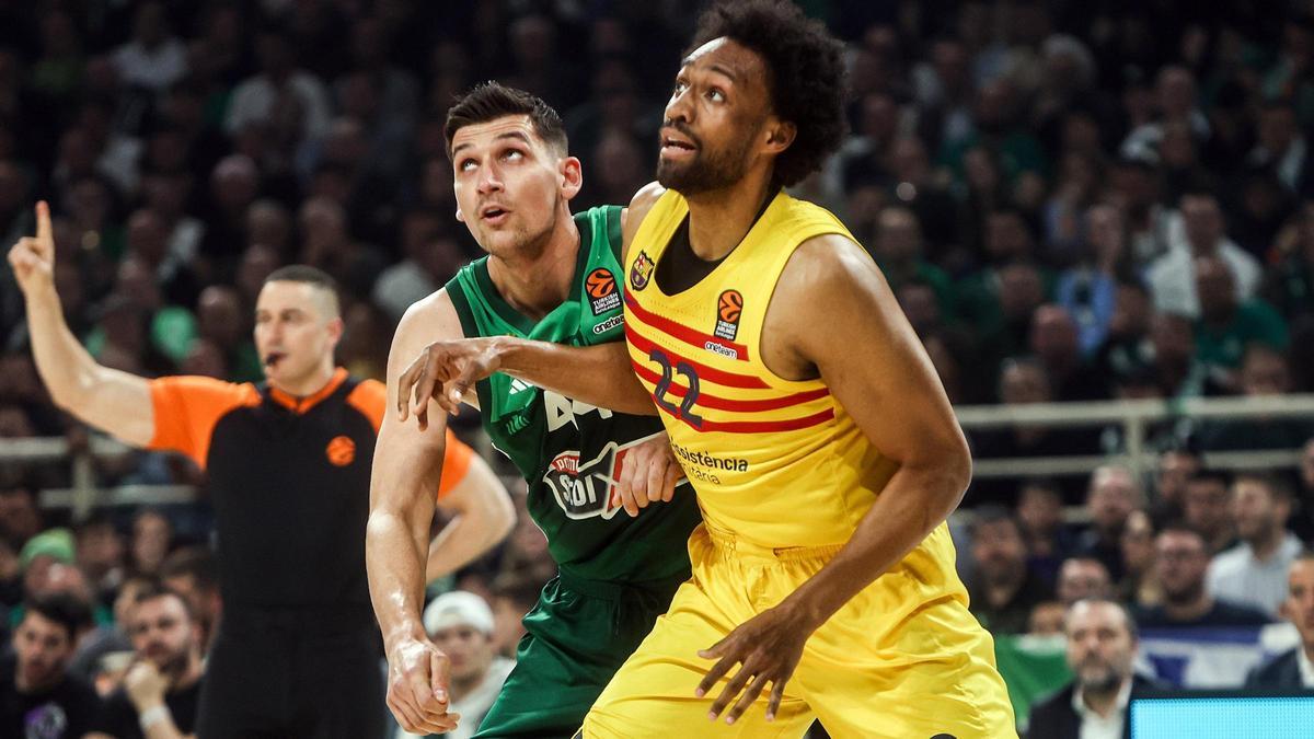 Mitoglou y Parker, peleando por la posición, en el Panathinaikos-Barça.