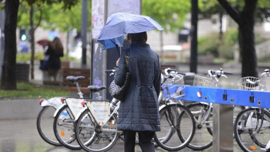 Una mujer con paraguas en A Coruña.