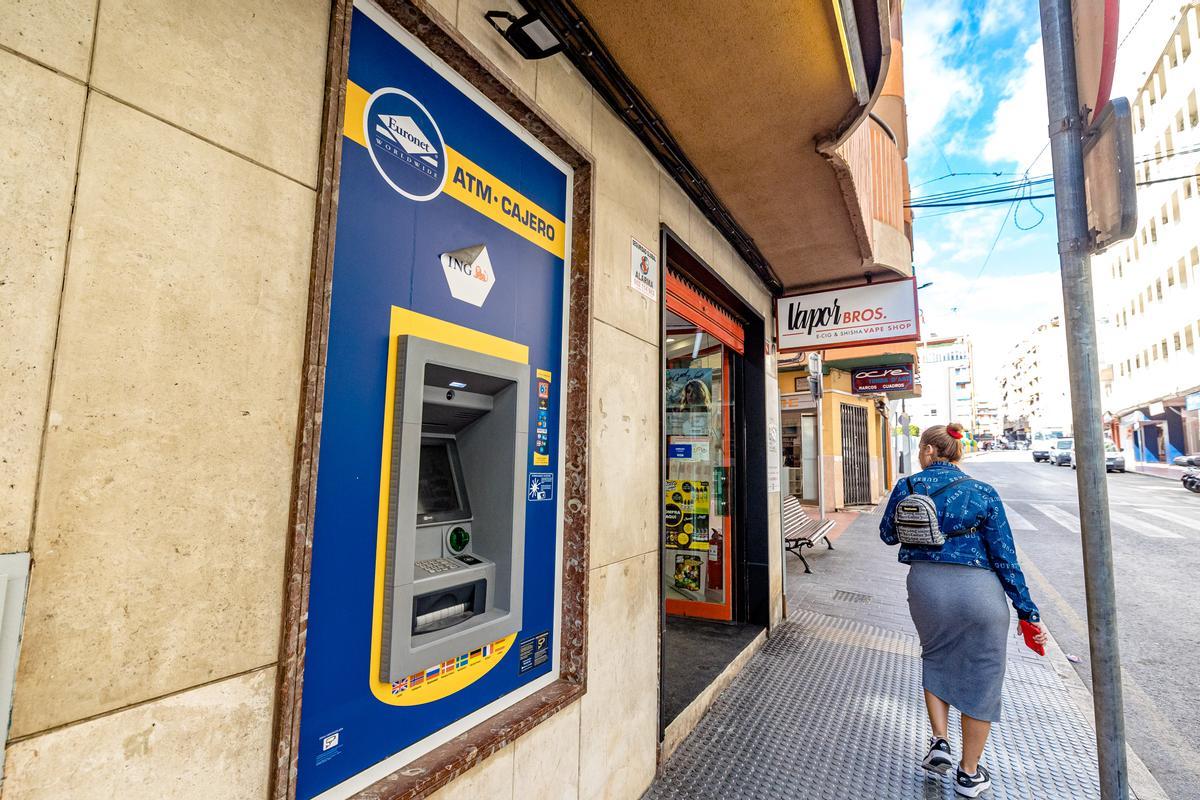 Un cajero ATM adosado a la fachada de otro establecimiento comercial de Benidorm.